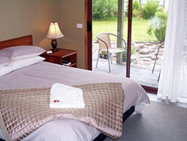 Mahitahi Lodge Bruce Bay Room photo